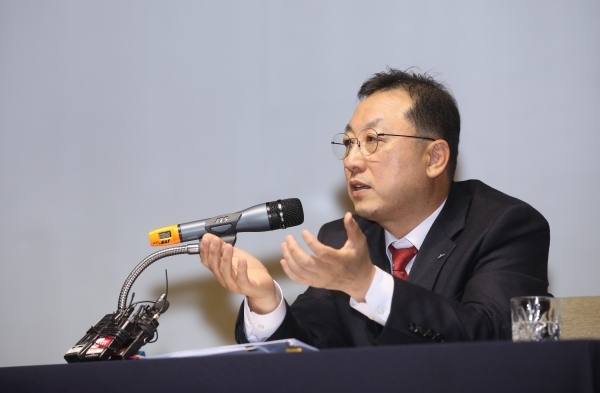 지난 26일 김병철 신한금융투자 신임 대표가 취임기자간담회를 열고 경영방침을 설명하고 있다.