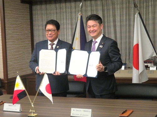 지난 3월 19일, ‘특정기능외국인’ 수입과 관련해 실베스트르 벨로3세 필리핀 노동고용부 장관(왼쪽)과 협력각서(MOC)를 맺은 일본 야마시타 법무장관(오른쪽). 일본 법무성 제공.