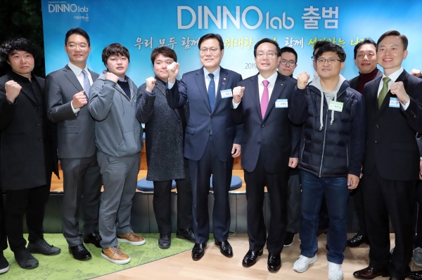 우리은행은 서울 여의도에서 스타트업 협력 프로그램 ‘디노랩’ 출범식을 개최했다.(왼쪽 다섯번째 최종구 금융위원장, 왼쪽 여섯번째 손태승 우리금융그룹회장, 오른쪽 첫번째 장정욱 AWS코리아 대표)