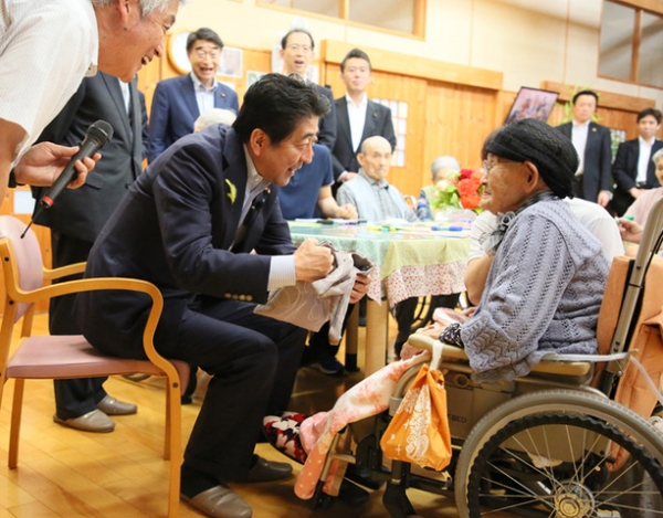 2017년 7월 1일, 이베총리가 일본 후쿠시마현의 노인요양시성을 방문하고 있다. 사진은 총리관저 제공.