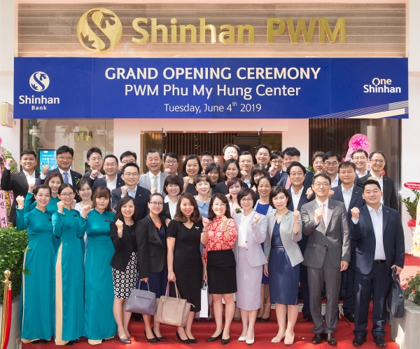 신한베트남은행은 지난 4일 호치민 푸미흥 지역에 ‘신한PWM 푸미흥 센터’를 열고 개점식을 진행했다. 신한PWM 푸미흥 센터 직원 및 관계자들이 함께 파이팅을 외치는 모습.