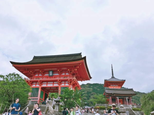 기요미즈데라. 교토에서 관광객들에게 가장 인기있는 사원이다.