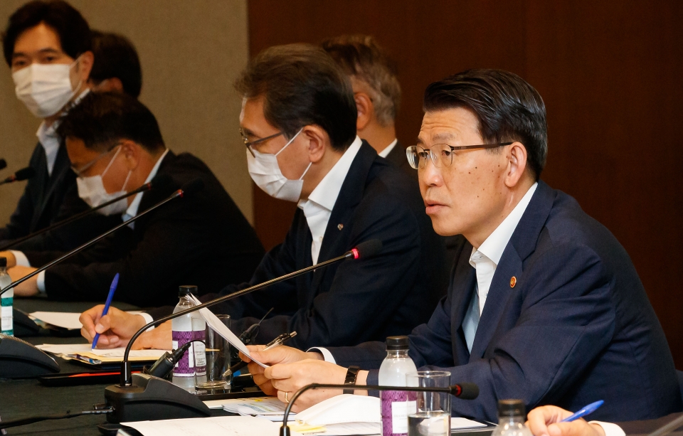 은성수 금융위원장이 16일 서울 중구 은행연합회에서 열린 제43차 금융중심지 추진위원회 회의에 참석해 인사말을 하고 있다.