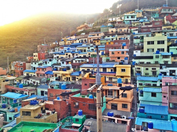 산비탈 위의 형형색색의 집들이 아름답게 조화를 이루고 있다.