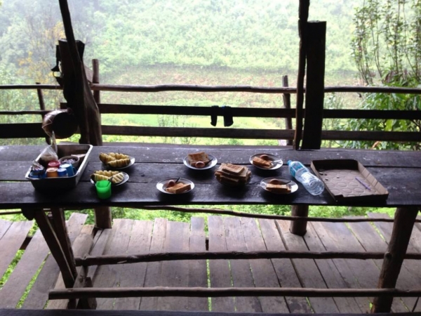 5성급 호텔 부럽지 않은 고산족 마을 조식. 산 풍경을 바라보면 먹는 맛이 일품이다.
