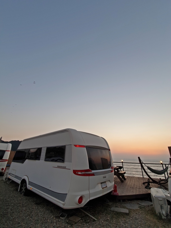 포항카라반의 캠핑카 외부 모습.